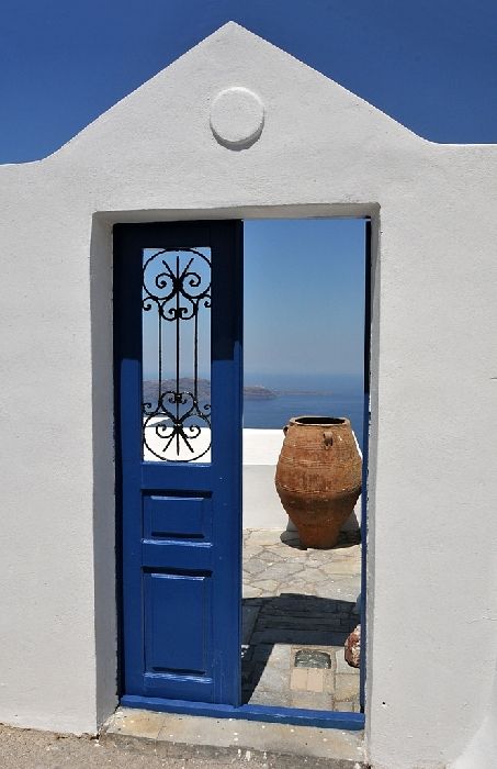 Door to the see in Imerovigli