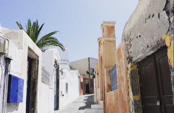 A walk through Oia's amazing little streets