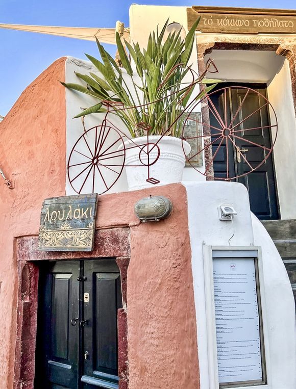 Quiet little corner in Oia before the crowds 