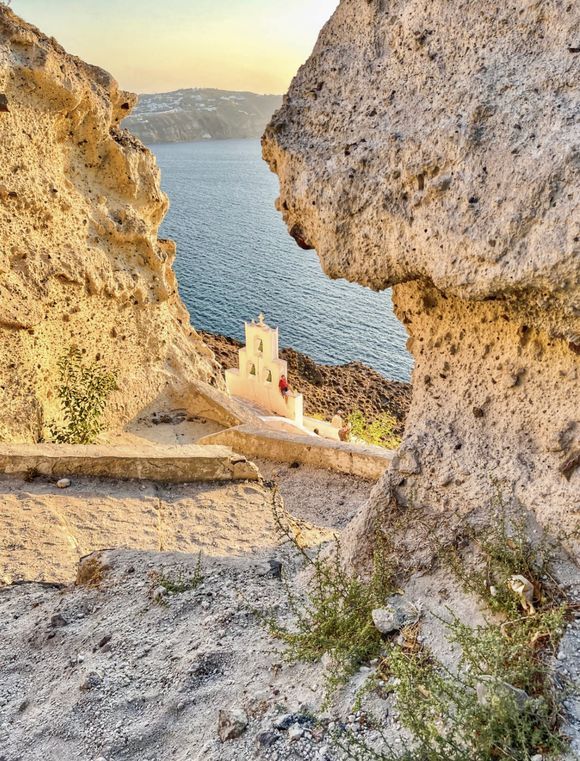 The not so ‘secret’ secret sunset view point (heart of Santorini) 