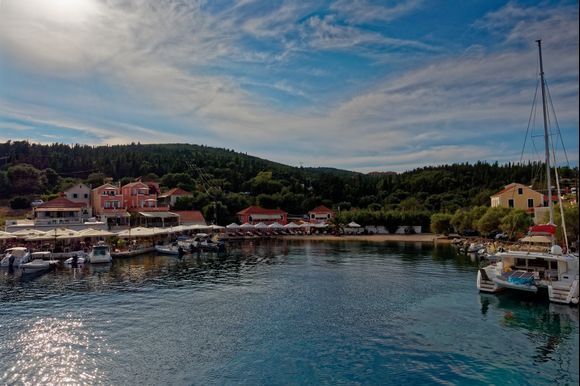 14-09-2018 - 17h15 : After 2 hours 30 of ferry from Lefkada, we discover Fiskardo ...