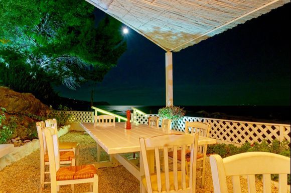 2018-09-22  -  20h.40 : Trapezaki Beach Chez Denis - Fantastic moonlight !