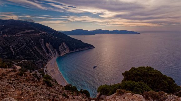 2018-09-14  -  18h.00  -  Always towards the South after the arrival in Fiskardo. Passage over the famous Myrtos Beach. Given the time and the light, we will come back another day ...