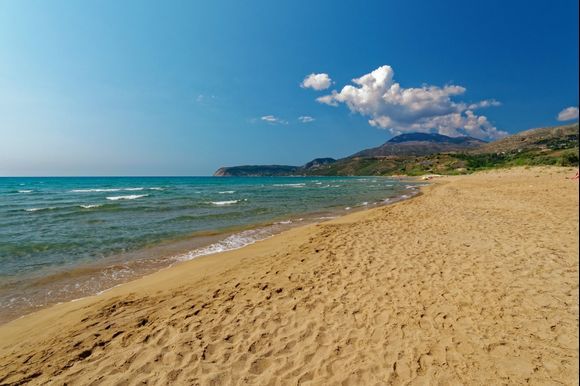 2018-09-16 - 14.30 : Mounda Beach : Nobody on the left, nobody on the right ! We are almost alone on these 2 kilometers of very beautiful sand and clear waters ! Incredible ! No need to wet bathing suits !