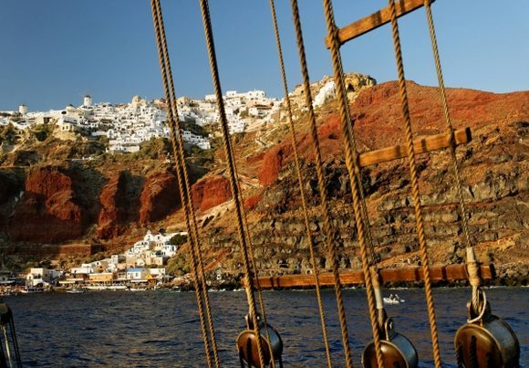 Le chemin des mules, qui monte du petit port jusqu\'à Fira, à travers les cordages d\'un vieux gréement.