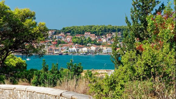 2018-09-17  -  12h.20 : On one side, charming view of the port of Argostoli ...