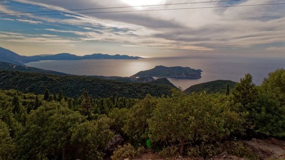 2018-09-14  -  18h.45  -  After arriving in Fiskardo, pass over Assos, with the end of day light ...