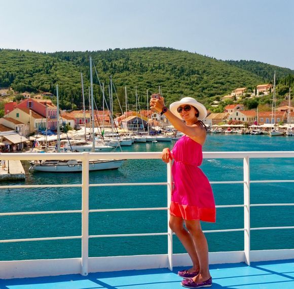 2018-09-24 - 13h.45 : Kefalonia :  Last shots from the ferry in Fiskardo Harbor ...  Thank you to the model !