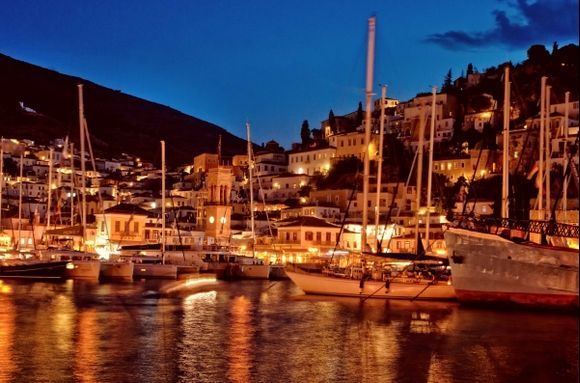 Hydra at night