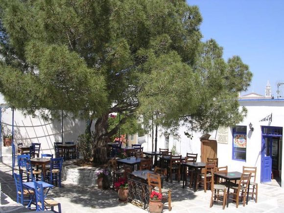 Paros The central village of Lefkes 4