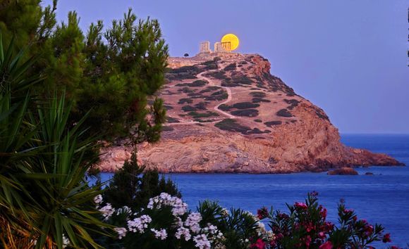 Moonrise over Sounio