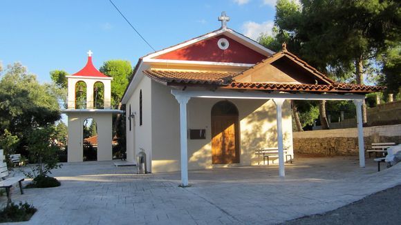 Eglise typique de Planos avec clocher séparé.