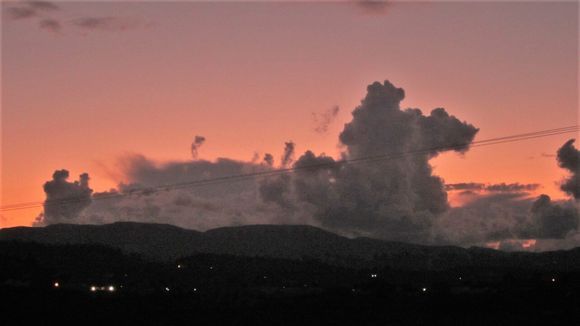 Le dragon sort de la montagne au coucher du soleil