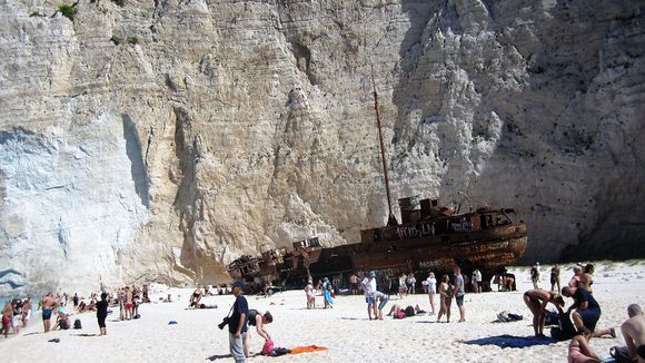 
The boat ran aground, the many shipwrecked wait for help