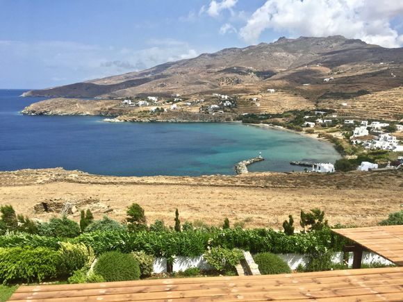 Agios Romanos bay in Tinos: a large, sandy beach with natural shadow