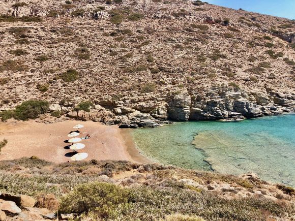 Dialiskari: you can reach this beautiful beach (with five free big umbrellas) walking about 45 minutes from Alopronia (the port). 