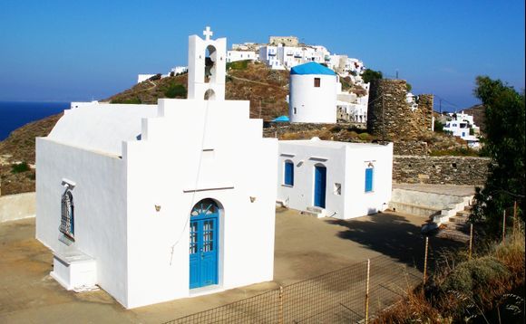 Chapel in front of Kastro's windmills
