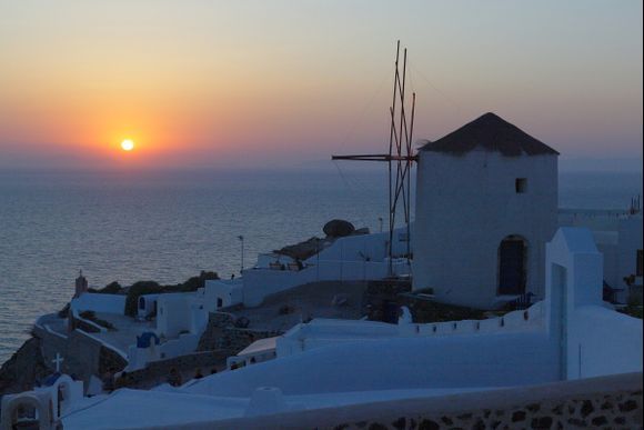 Santorini, Oia, Sunset show: It is almost down.