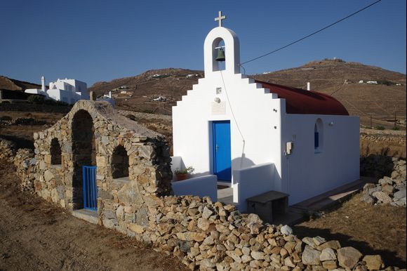 I could not find the name of this small church in the northeastern part of Mykonos (next to the Naiada settlement)