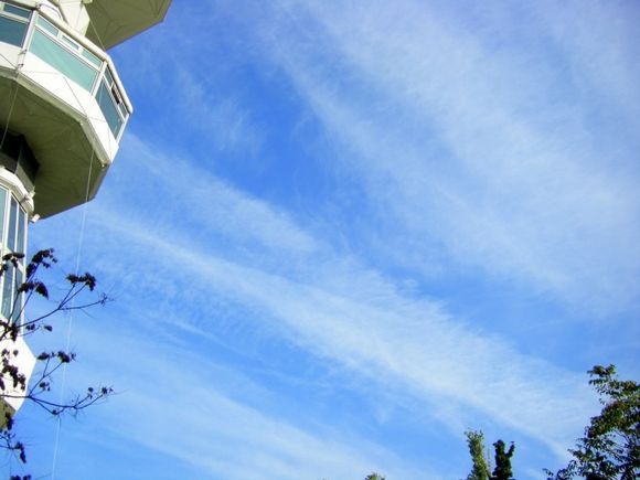 21/10/2010, Chemtrails over Thessaloniki\'s centre._02