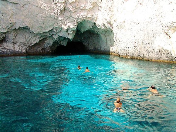 Swimming in the caves, Antipaxi