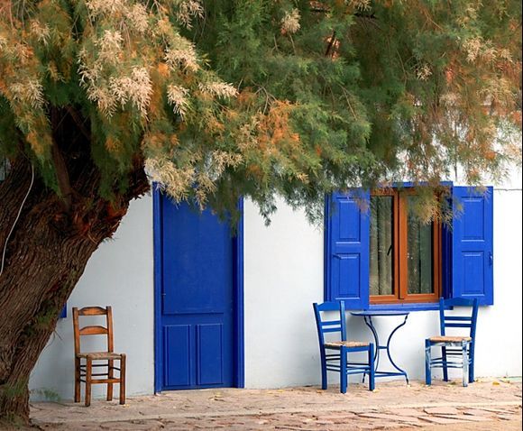 Hidden behind an enourmous tamarix I found this traditional Greek house