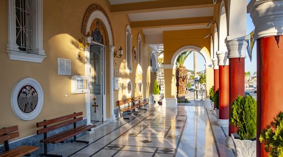 I liked to be here in the morning when October sun entered Argostoli through the colonnade of Ekklisia Panagia church. 