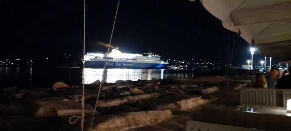 22h00 ferry arriving 
