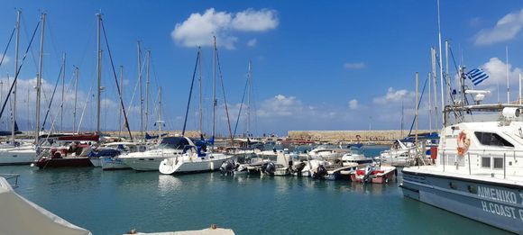       Crete: Ηeraklion Port: Blue sky and white clouds
