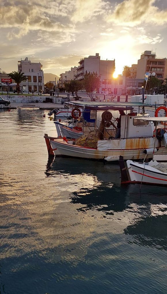 Kórinthos Marina at sunset