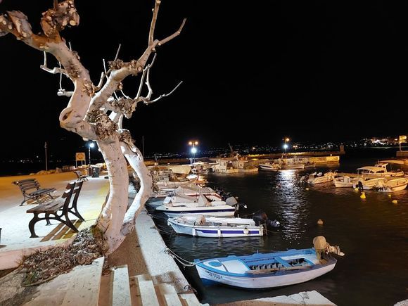 Kórinthos marina at night