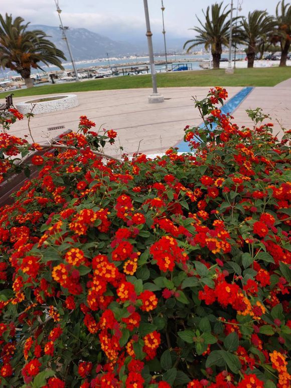 Kórinthos town and marina