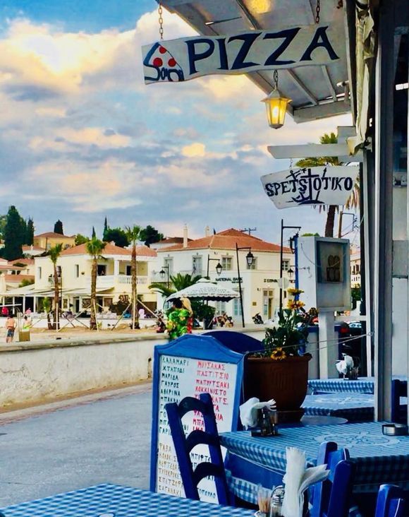 Meet me for pizza in Spetses.