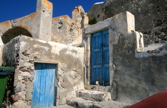 Oia picturesque abandoned house