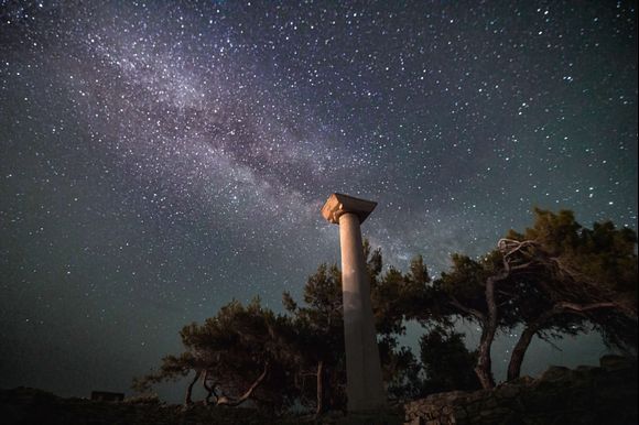 Entering an archaeological site at night to photograph stars and nebulae as Homer, Herodotus or Alexander the Great would have seen them, a wonderful experience 📸(photo made by me) 