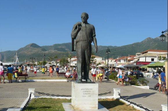 Harbour - Onasis statue