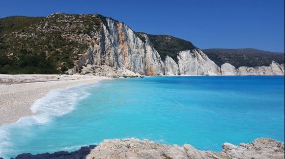 Fteri Beach, cliffs