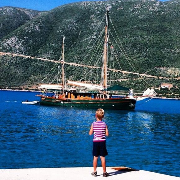 The kid & the sailing boat! Vassiliki Lefkada