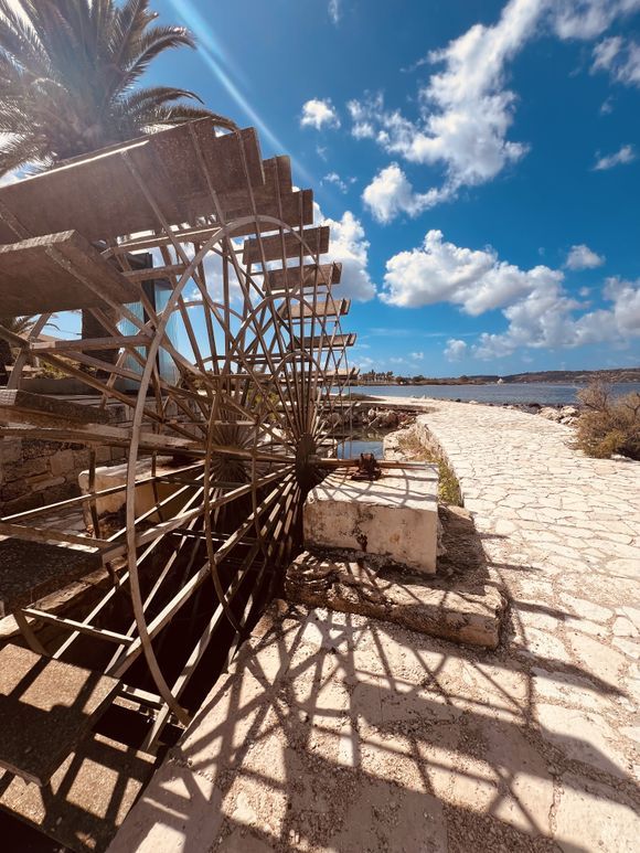 In 1835 Stevens discovered that in the northern edge of the penisula of Argostoli, the sea crumbles down to underground ravines.
There he constructed the first watermill in Kefalonia, naming it after himself. In 1857 Miliaresis bought the area and Steven's Mill.
Throughout the years many scientists have tried to explain the phenomenon, which was proved when they poured 