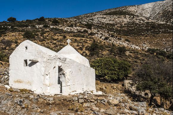 Agios Eustathios - small chapel on the road to Kalantos