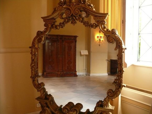 mirror mirror on the wall, who\'s coming in by that door....