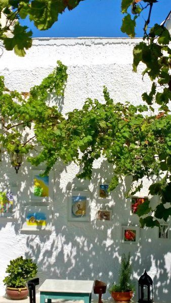 Courtyard of a restaurant in Naxos town