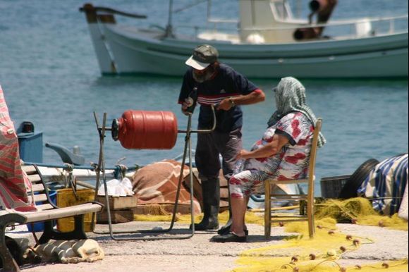 Dimitrios & co preparing his octupus catch at Tolo beach