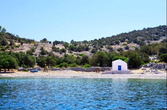 Dokos Island, Hydra ⚓⚓
Dokos is a small island between Hydra and Spetses.
 It has few inhabitants and attracts mostly nature lovers and people for free camping.
Read more 👉 http://bit.ly/32juEcN