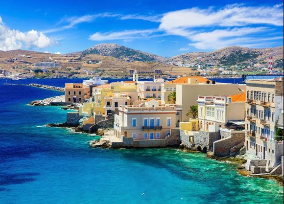 Ermoupoli, Syros island. 💎
The capital of Syros island, Ermoupoli, is considered one of the most picturesque Cyclades capitals. No wonder why! Venetian mansions, spectacular sunset views, narrow alleys, neoclassical buildings, and impressive catholic and orthodox churches ooze a fairytale charm!