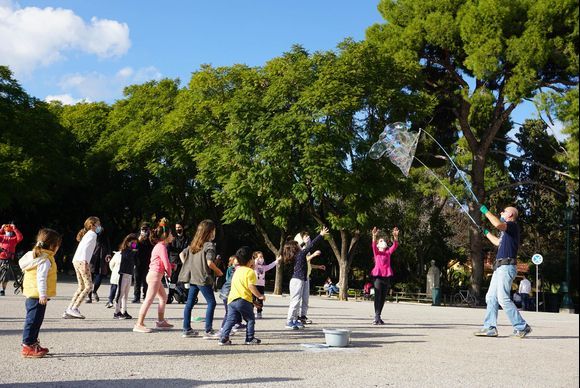 https://blog.greeka.com/athens-greece/visiting-athens-with-kids/
Visiting Athens with kids. 
The perfect guide for a family escape to the Greek capital!