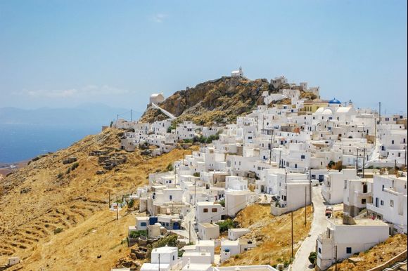 
Boasting the traditional Cycladic architecture, Serifos island is dotted with little whitewashed houses and churches that come in contrast to the island’s wild natural landscape. 
Book your ferry ticket to Serifos here 👉 ferries.greeka.com