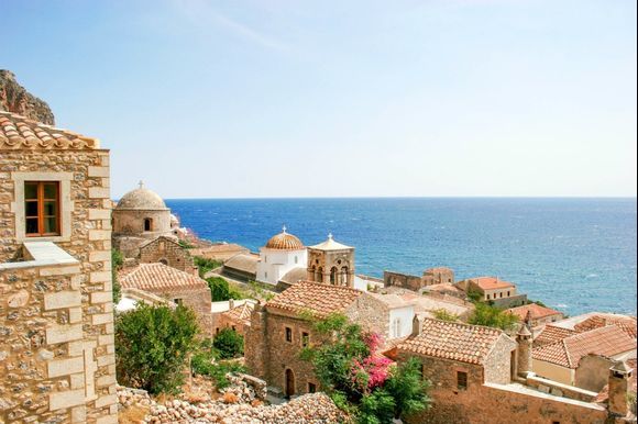 Autumn is the perfect season for a romantic holiday in the historical region of Monemvasia. 🍂 🍂