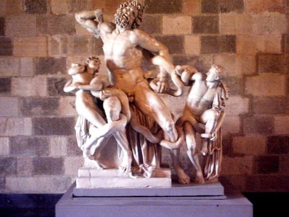 Laocoon & sons, replica placed on the Masters' Castle (photo of 2005). It marks the beginning of the 'expressionist' era of Hellenistic art.