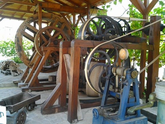 With this machine has been manufactured the olive oil, in Panagia
...of course, a long time ago
(june 2014)